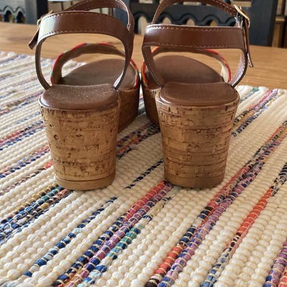Italian Shoemakers multicolor wedge sandal, size 6 - Picture 4 of 6